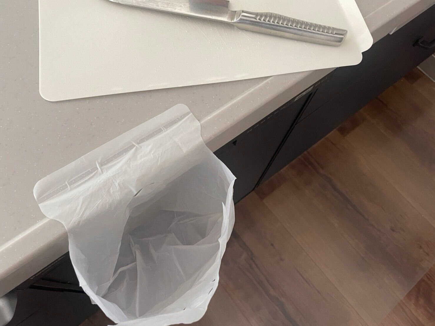 【3COINS】家はもちろんクルマでも使える！どこでも「ペタッと」貼れるのが便利すぎる330円アイテム