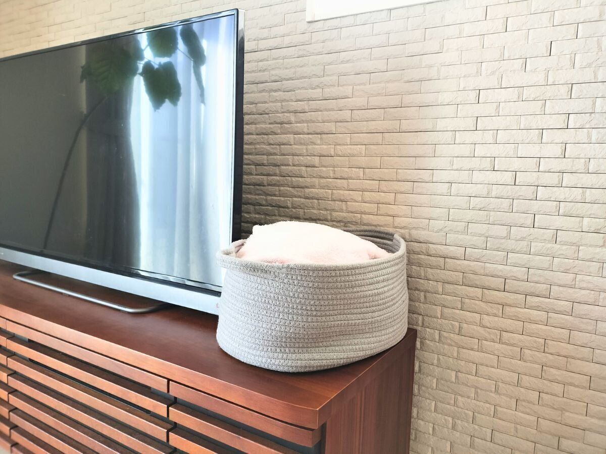 テレビボードの上に置かれたパジャマ入れ