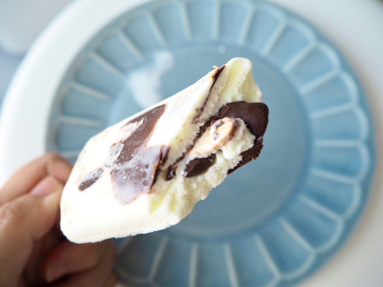 シャトレーゼ「大人のチョコバッキー　アフォガート」断面写真