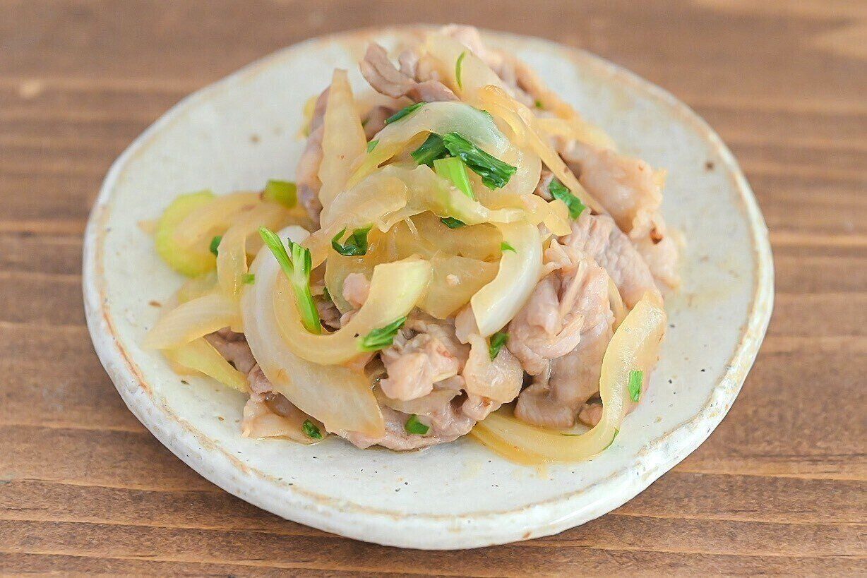 皿に盛られた豚肉とセロリのトリュフソース炒め