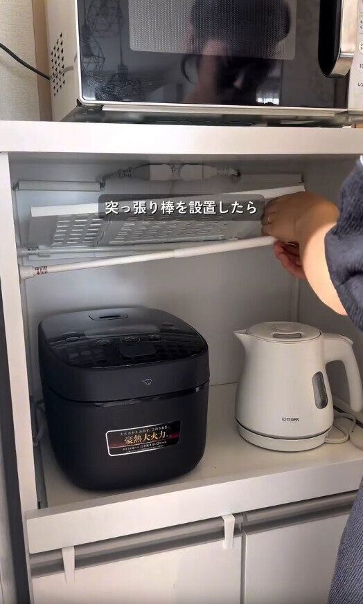 【ダイソー】突っ張り棒にスライド棚を取り付けるだけ