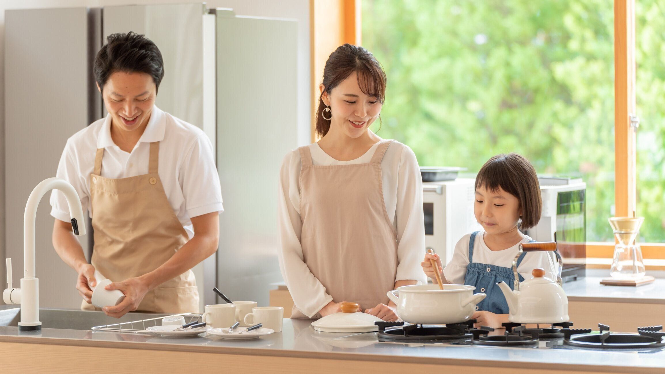 台所で若い日本の家族料理