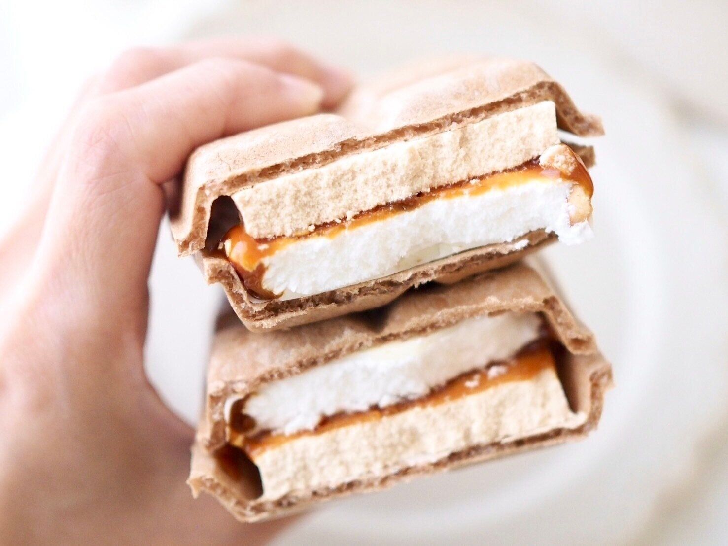 シャトレーゼ「DESSERTモナカ 北海道産発酵バターとアーモンドのフロランタン」断面写真