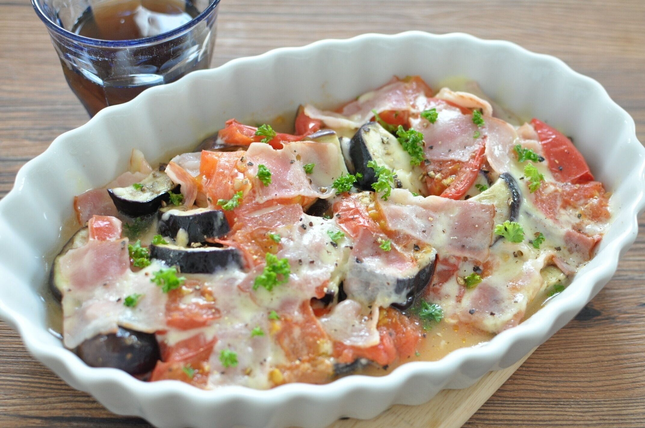 なすトマベーコンチーズ焼きが完成した様子