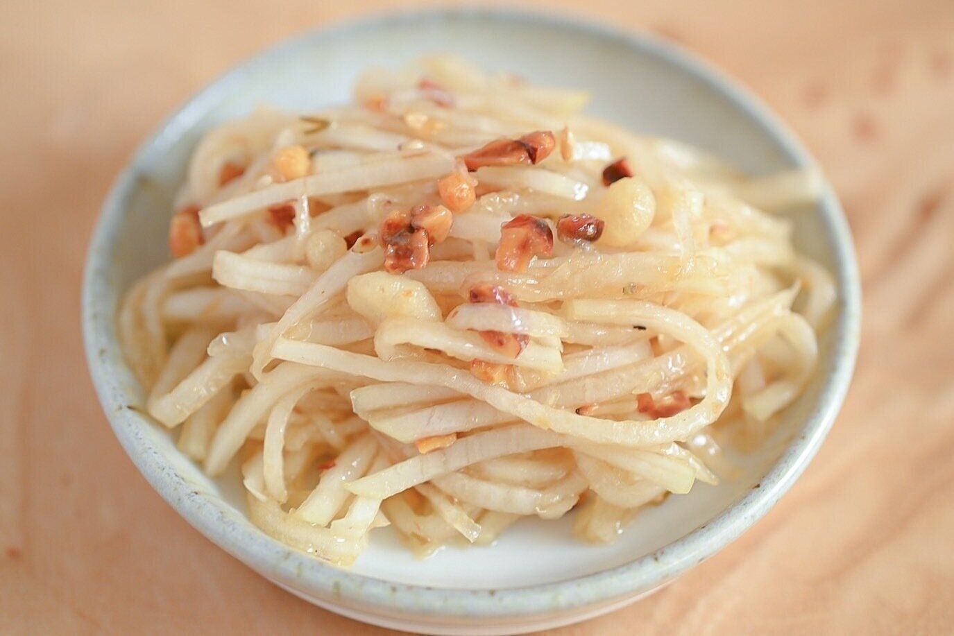 皿に盛られた大根サラダ