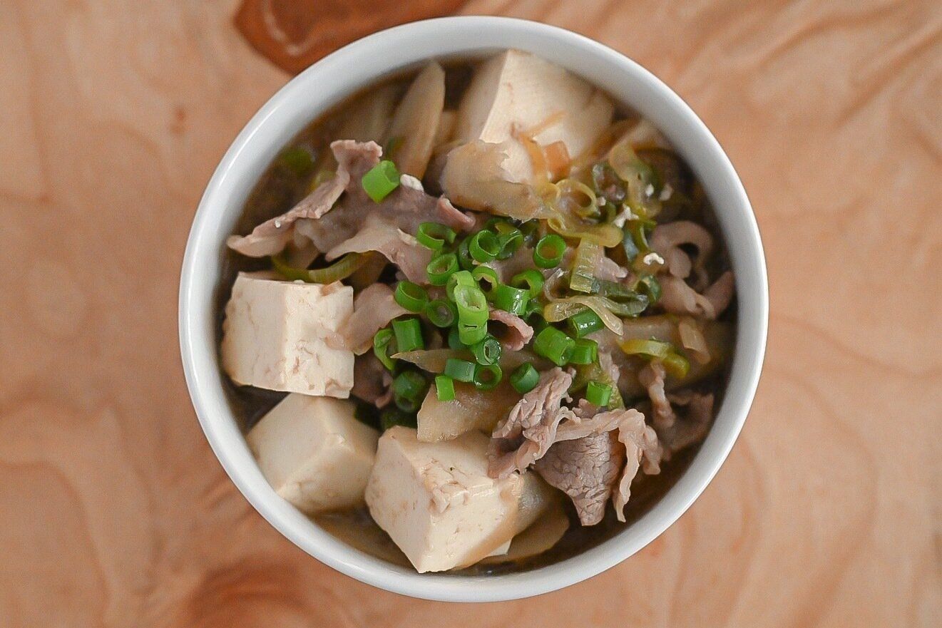 白い皿に入った肉吸い