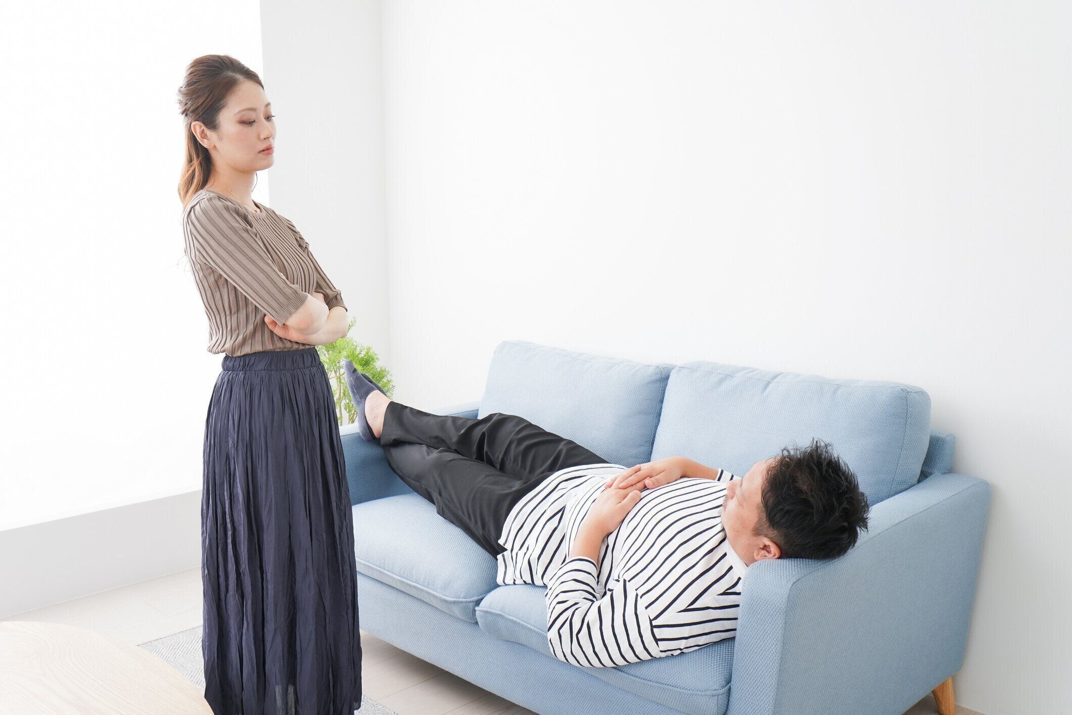 妻は彼女の眠っている夫を非難