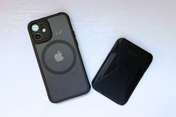 スマホとすっきりアイテムが並んだ写真