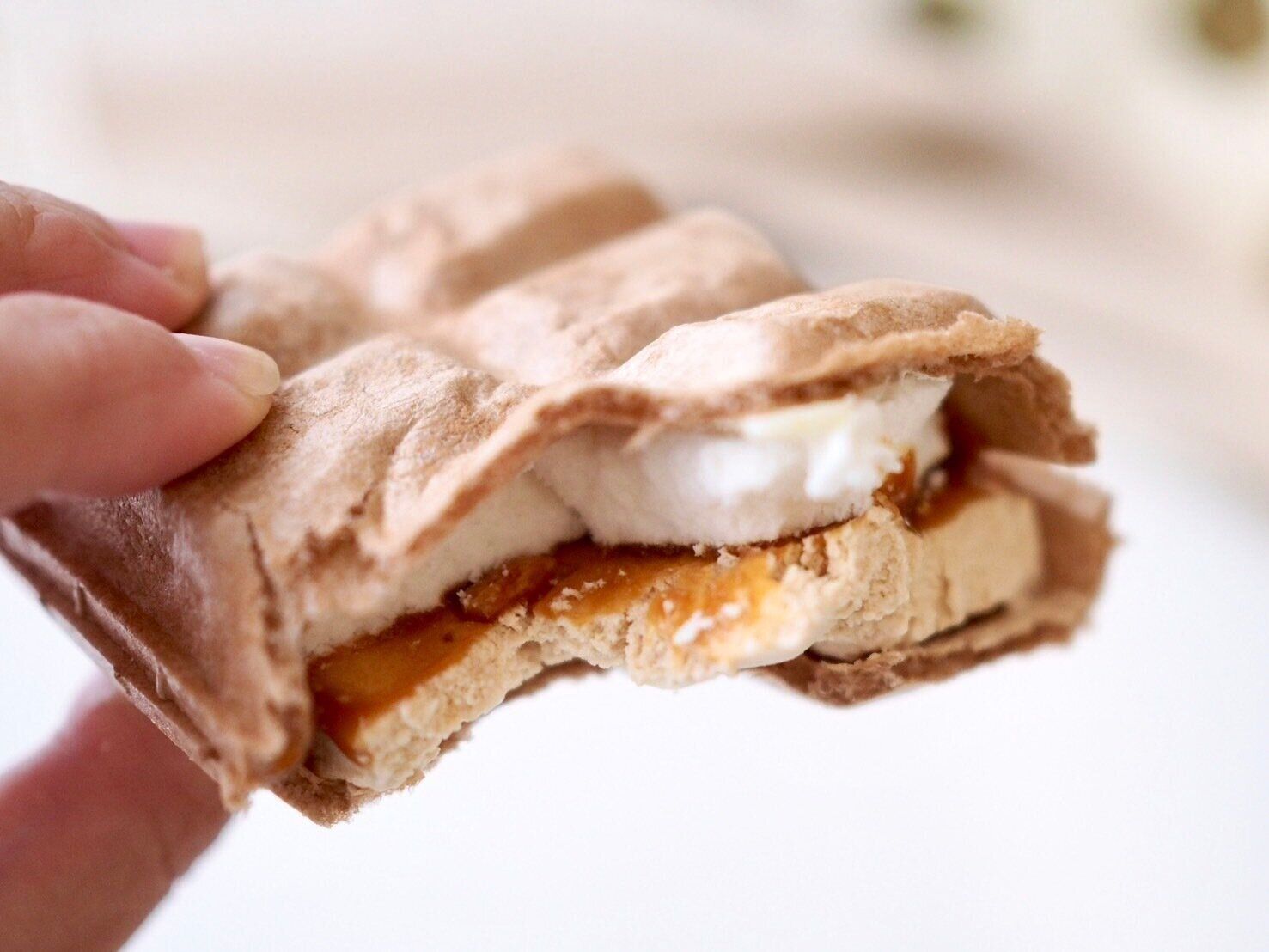 シャトレーゼ「DESSERTモナカ 北海道産発酵バターとアーモンドのフロランタン」断面写真