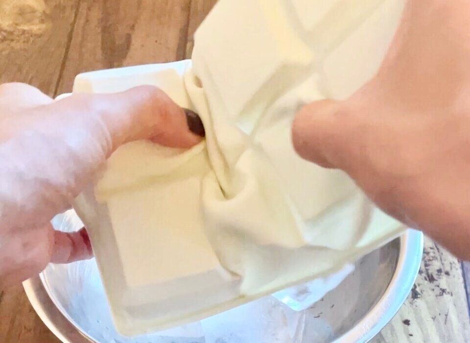 シリコーンアイストレーから氷を取り出すところ