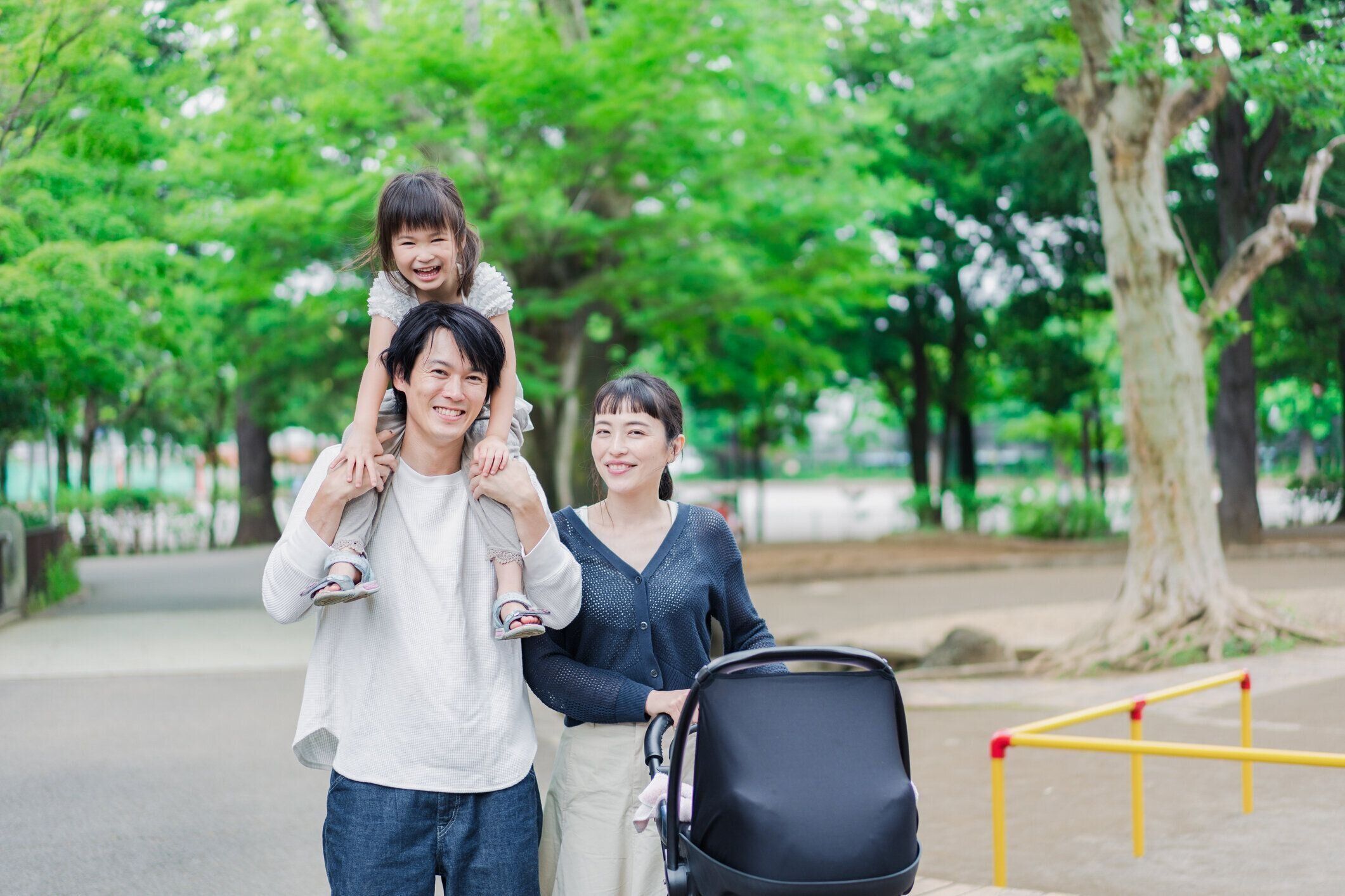 子供連れの公園内を歩く