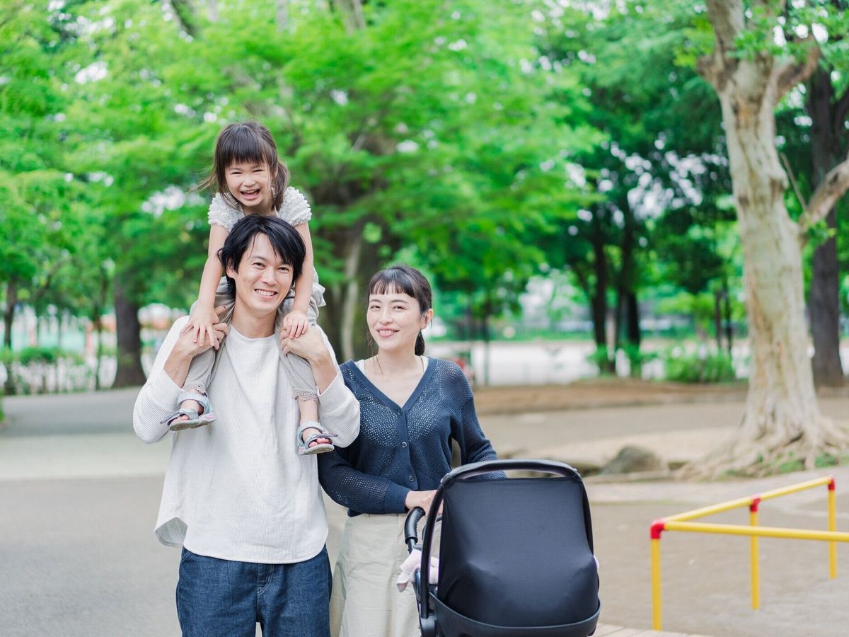 子供連れの公園内を歩く