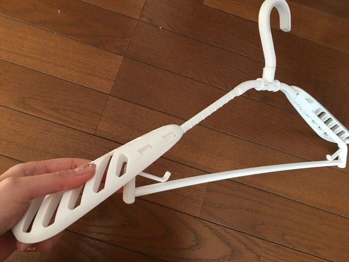 スライド式になるパーツを全部伸ばすと、オーバーサイズのレディース服はもちろんメンズ服も干せる！