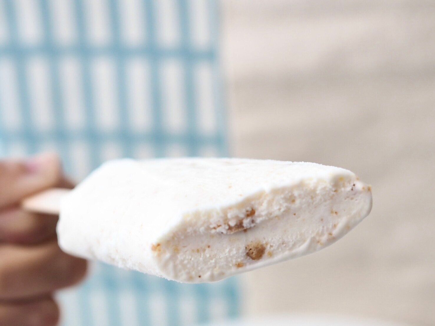 シャトレーゼ「4種のチーズのベイクドチーズケーキバー」断面写真