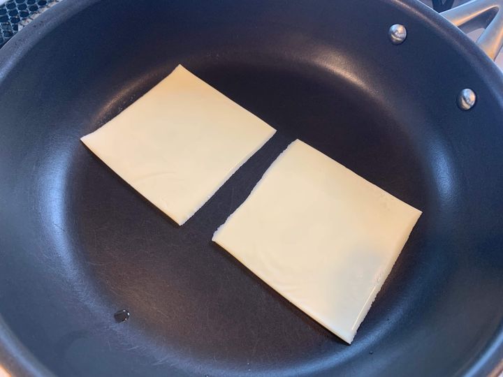 材料2つ パリパリ焼きチーズ おつまみにぴったり ただ焼くだけの濃厚チーズレシピ サンキュ