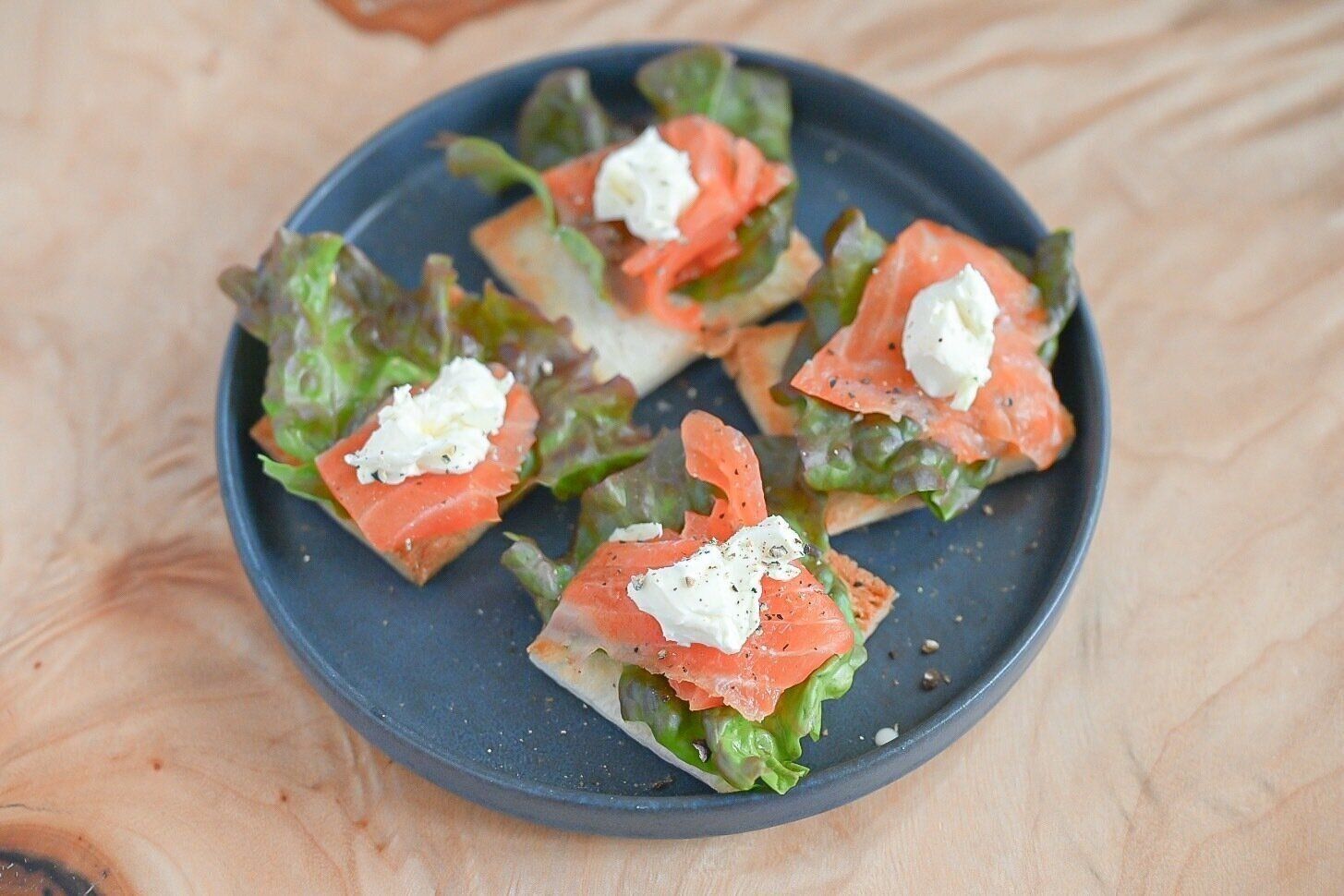 皿にのったサーモンカナッペ