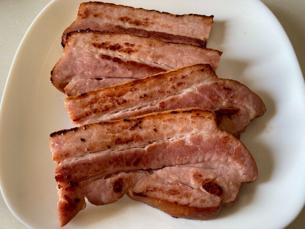 焼いたベーコン