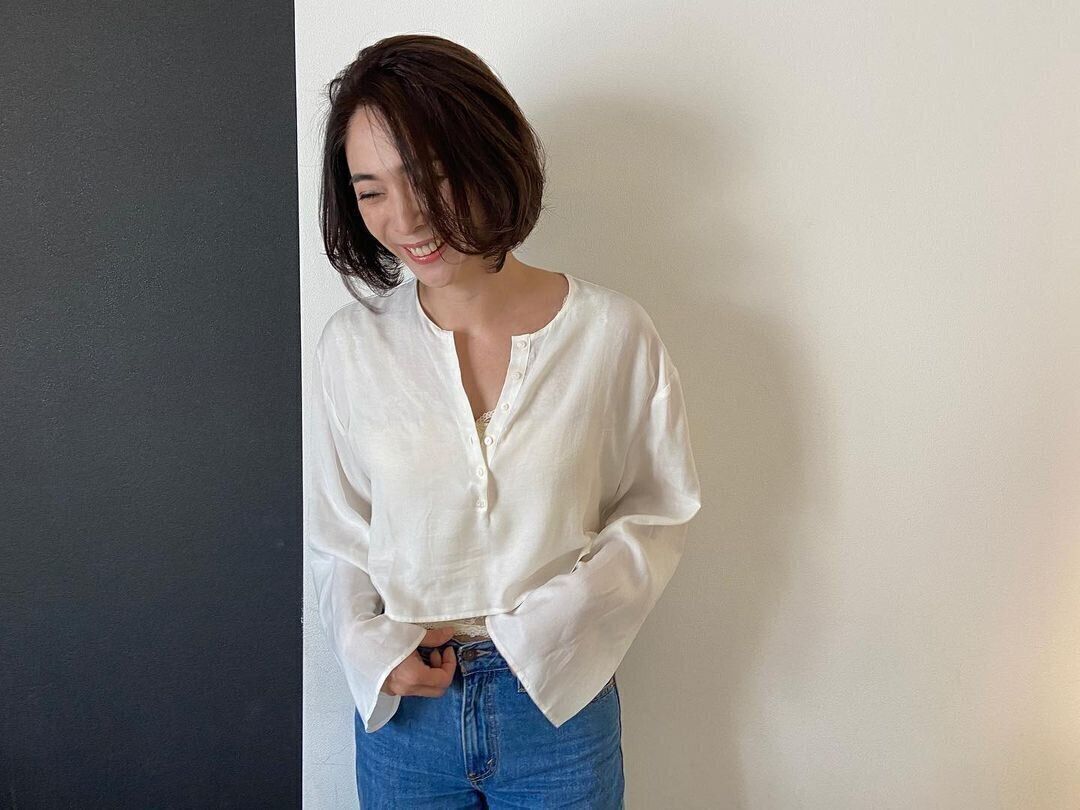 40代丸顔に似合うヘアスタイル クセ毛ボブで柔らかヘアに