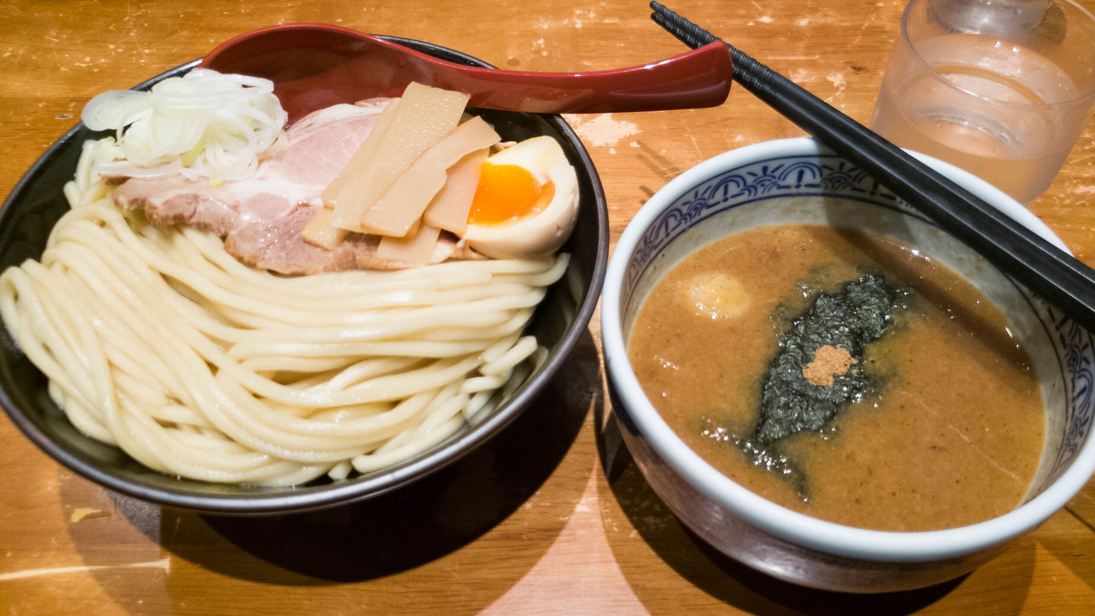 豚骨ベースの魚スープつけ麺 (つけ麺) 日本食レストランで。