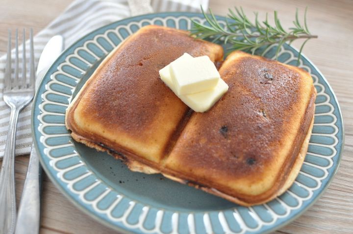 ホットサンドメーカーで焼いたケーキにバターをのせて盛り付けた様子
