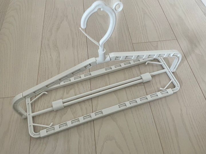 機能性抜群のハンガーはこれ!タオル干しに便利な3COINSの「伸縮ハンガー」