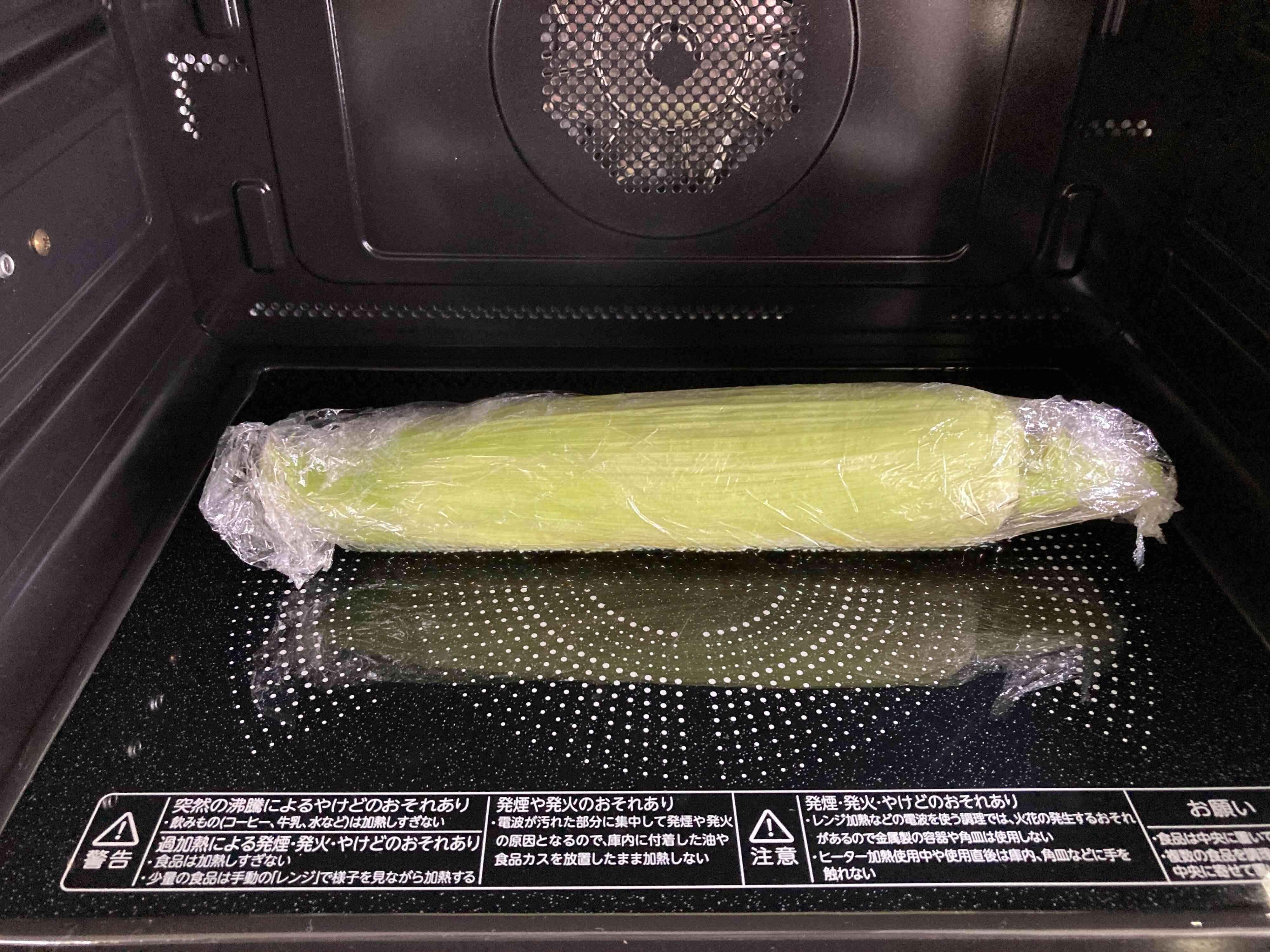 レンチンで加熱するとうもろこし