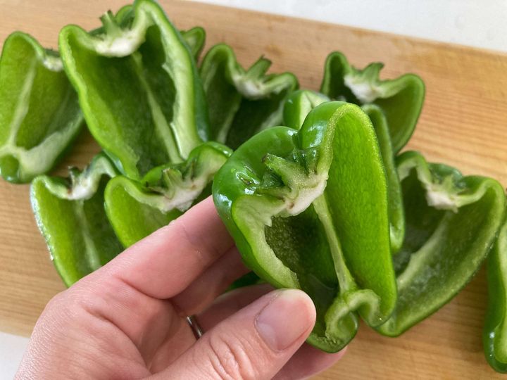 ヘタを残したまま縦半分に切ったピーマン