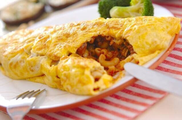 マカロニ入りオムレツ