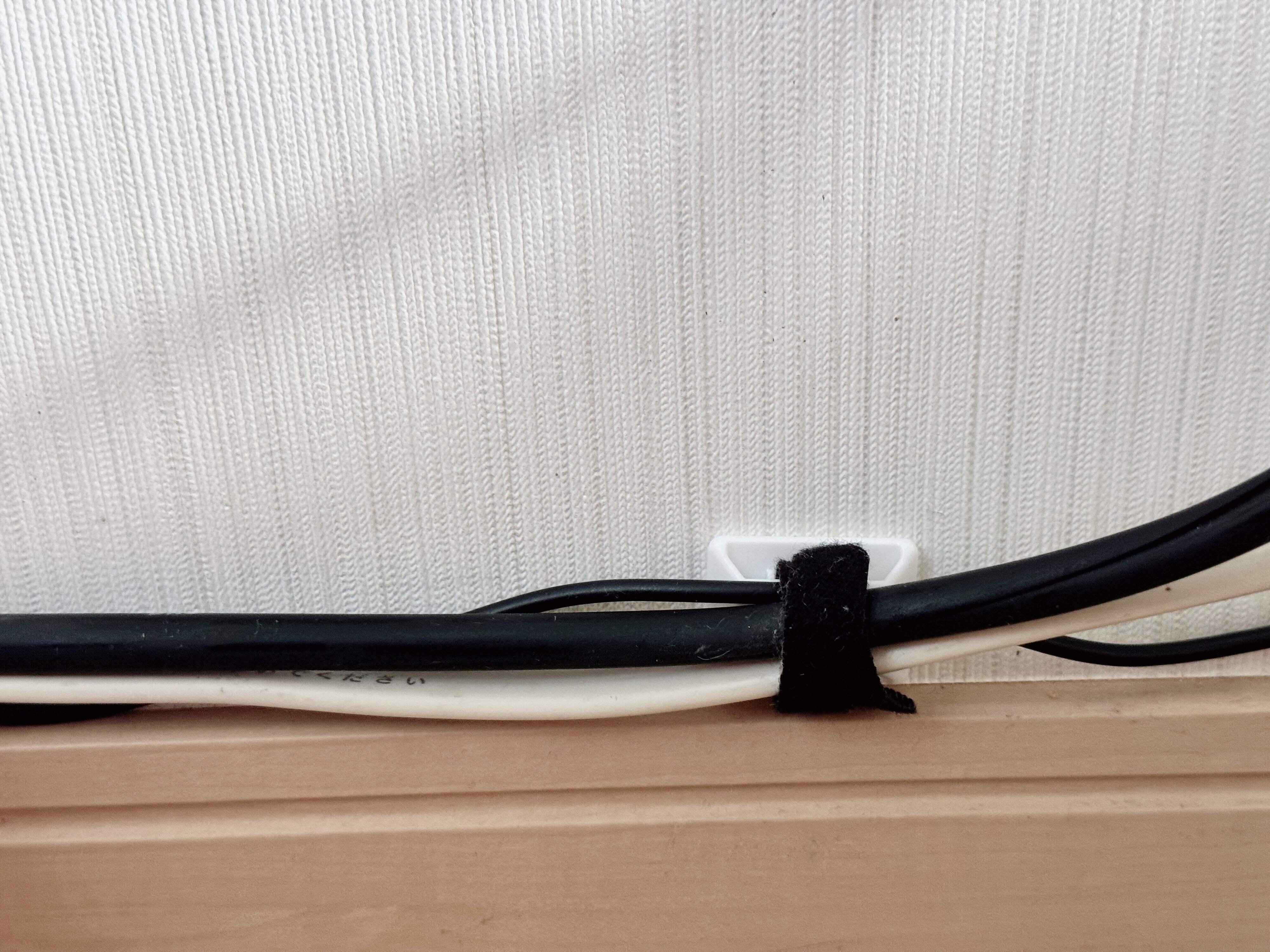 2．束ねるベルト付きコードフック