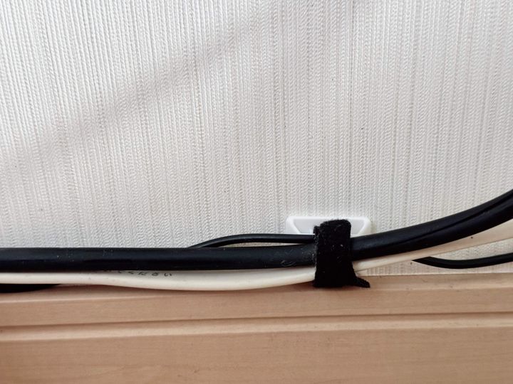 2.束ねるベルト付きコードフック