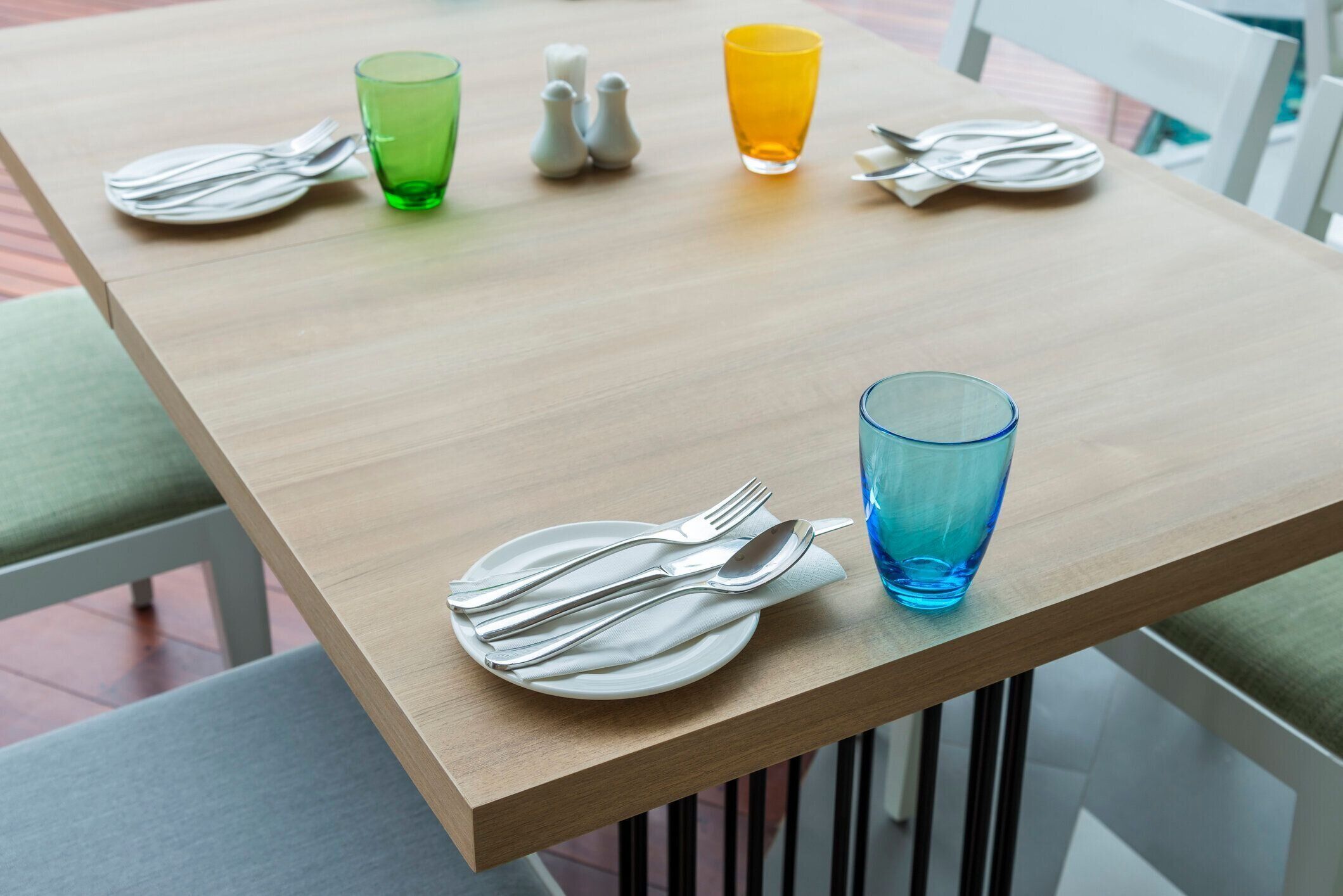 テーブルの上のカラーグラス