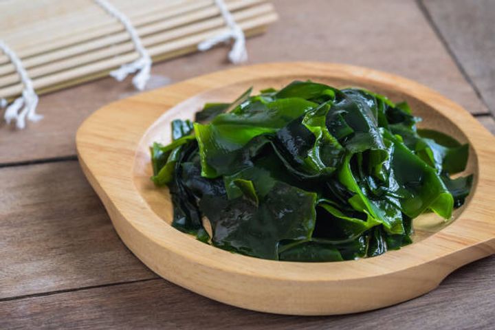 花め海藻を木皿に