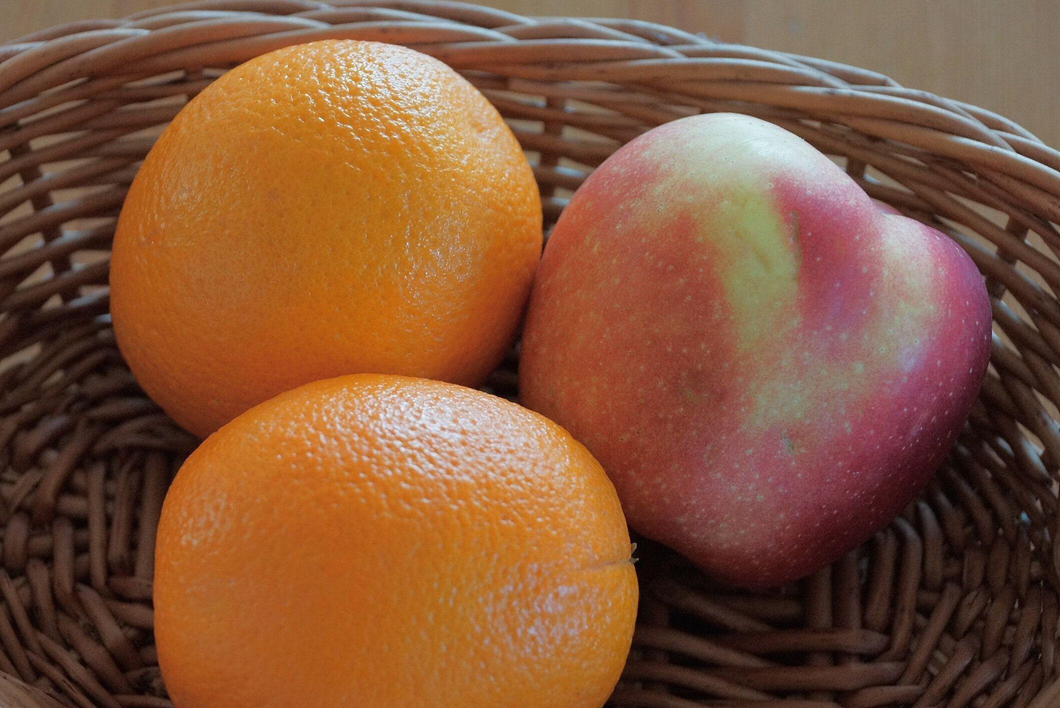 大きなオレンジ2個とリンゴ1個