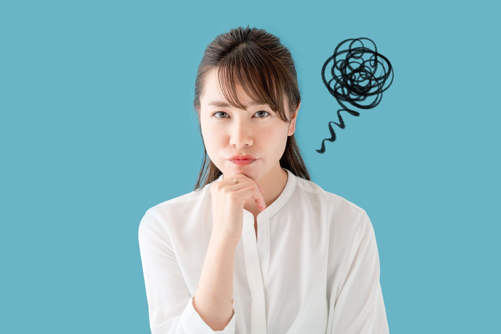 満足のいく若いアジアの女性。不満。