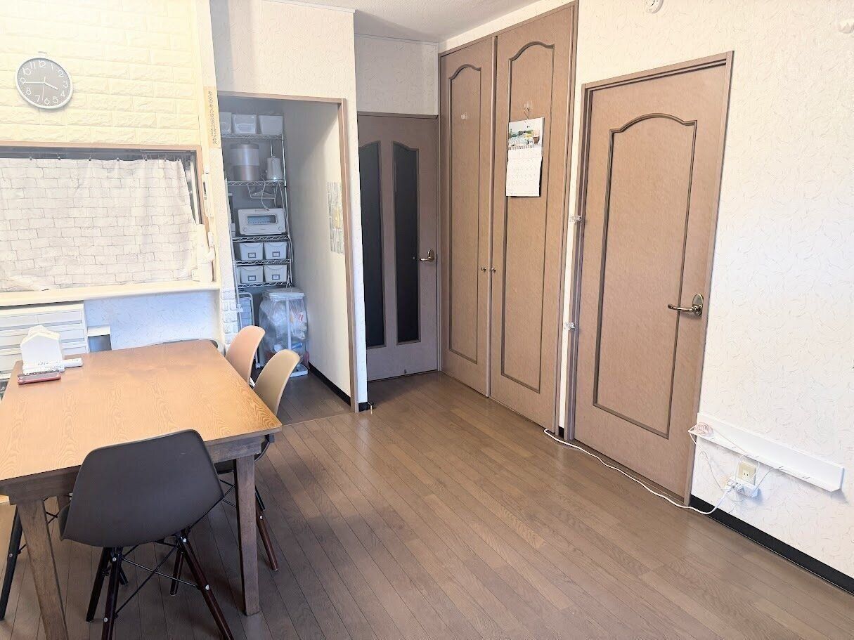 カレンダーがかかっている扉の中にパソコンがある