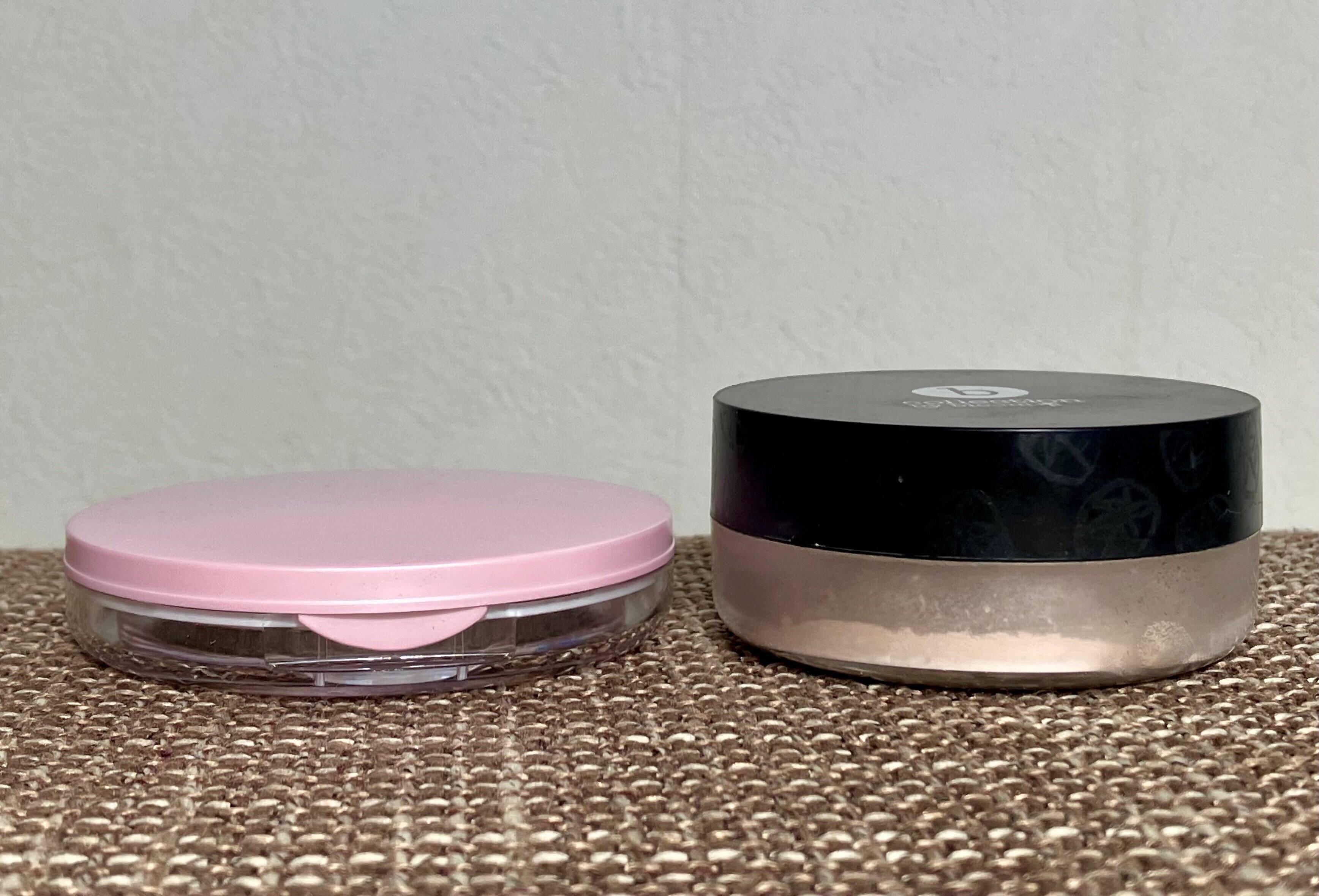 右のフェイスパウダーの容器と比べて半分ほどの薄さ