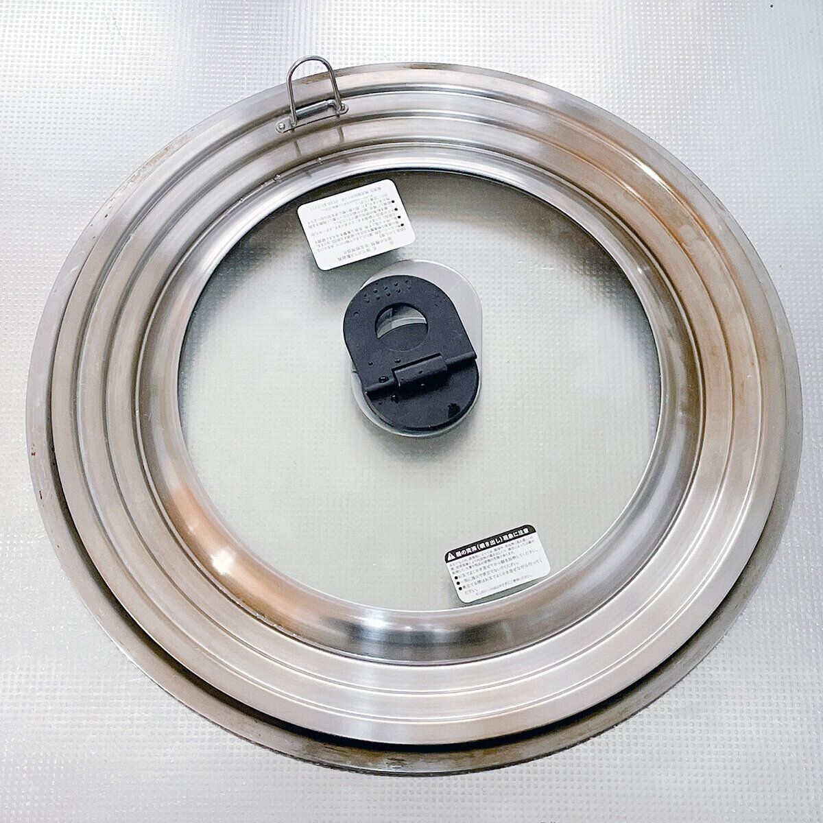 重ねてみるとカインズが一回り小さい