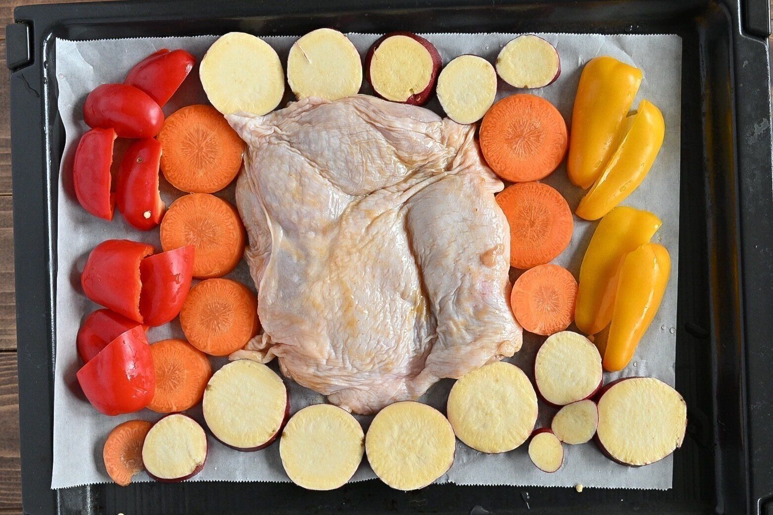 加熱前の鉄板に並んだ食材