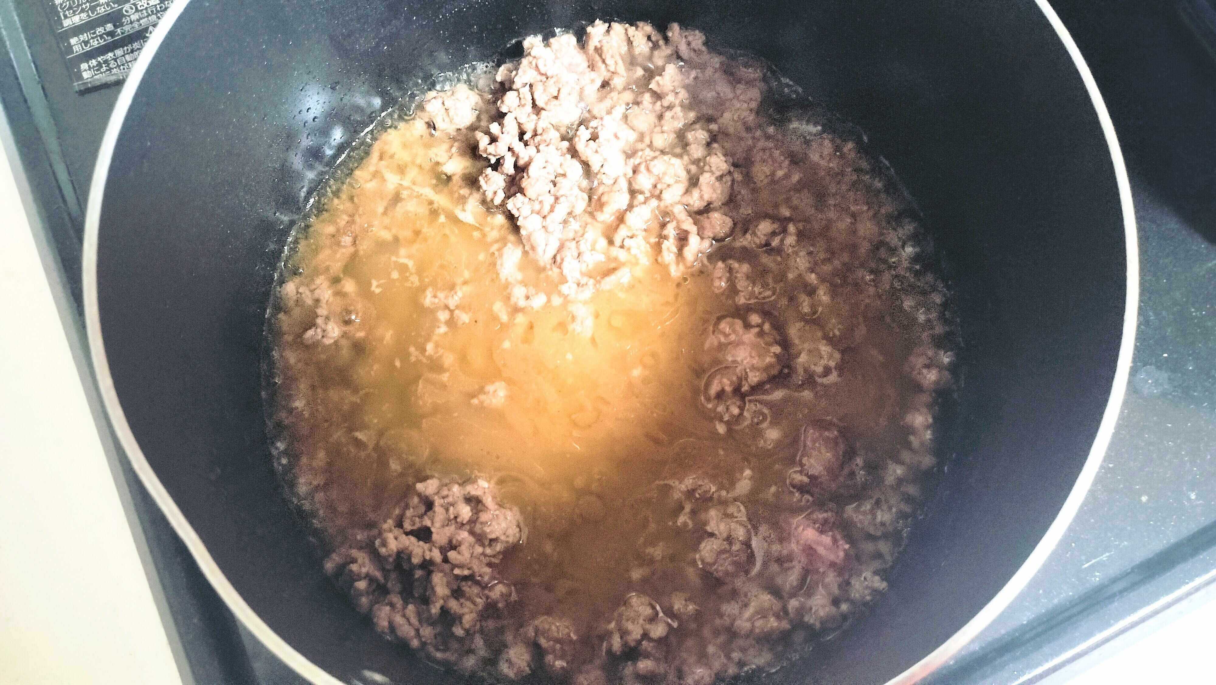 ひき肉とタレを合わせて火にかける