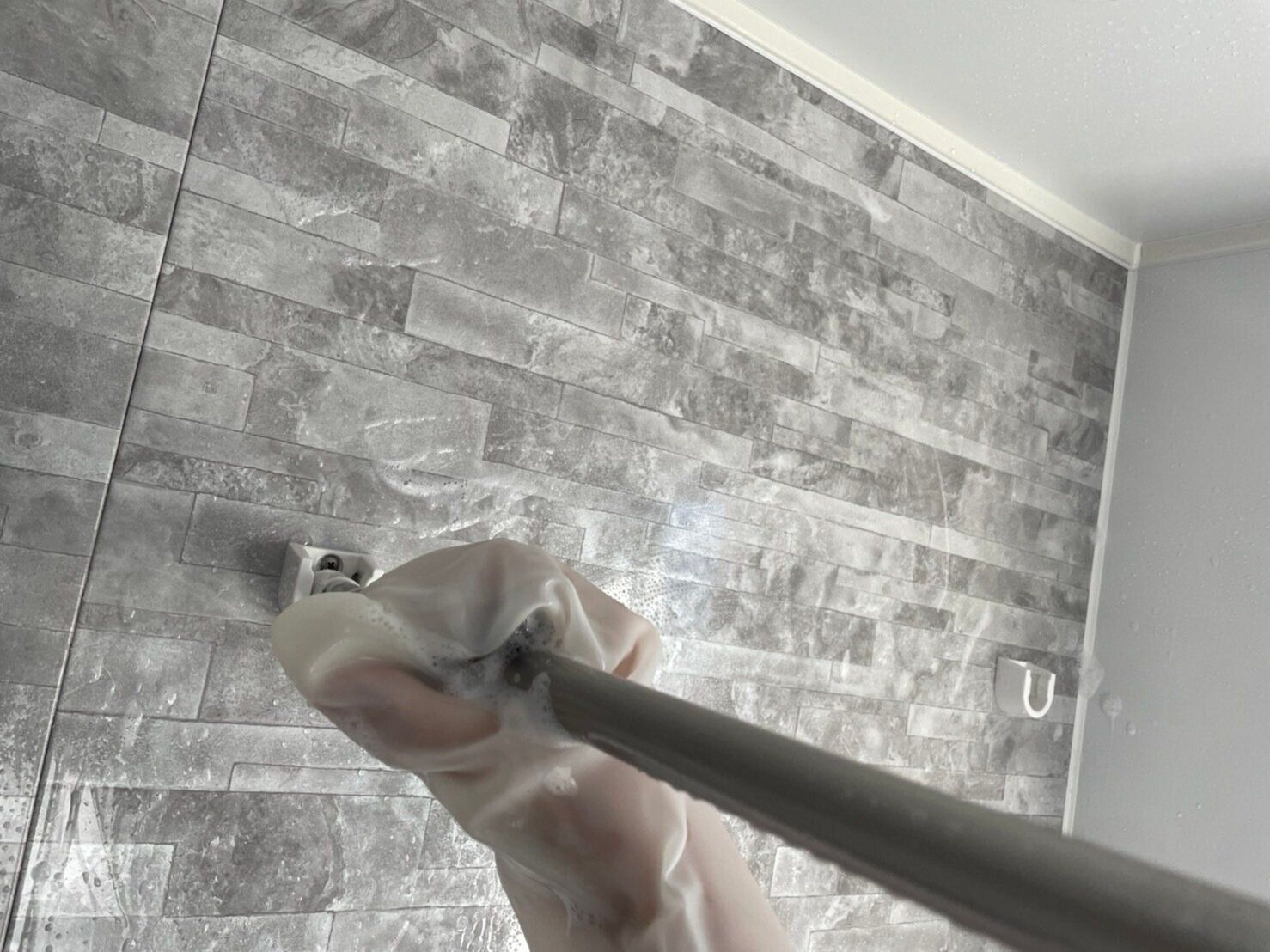 【ダイソー】「考えた人天才！」冬場の水仕事に欠かせないゴム手袋がキッチングッズと合体しちゃった