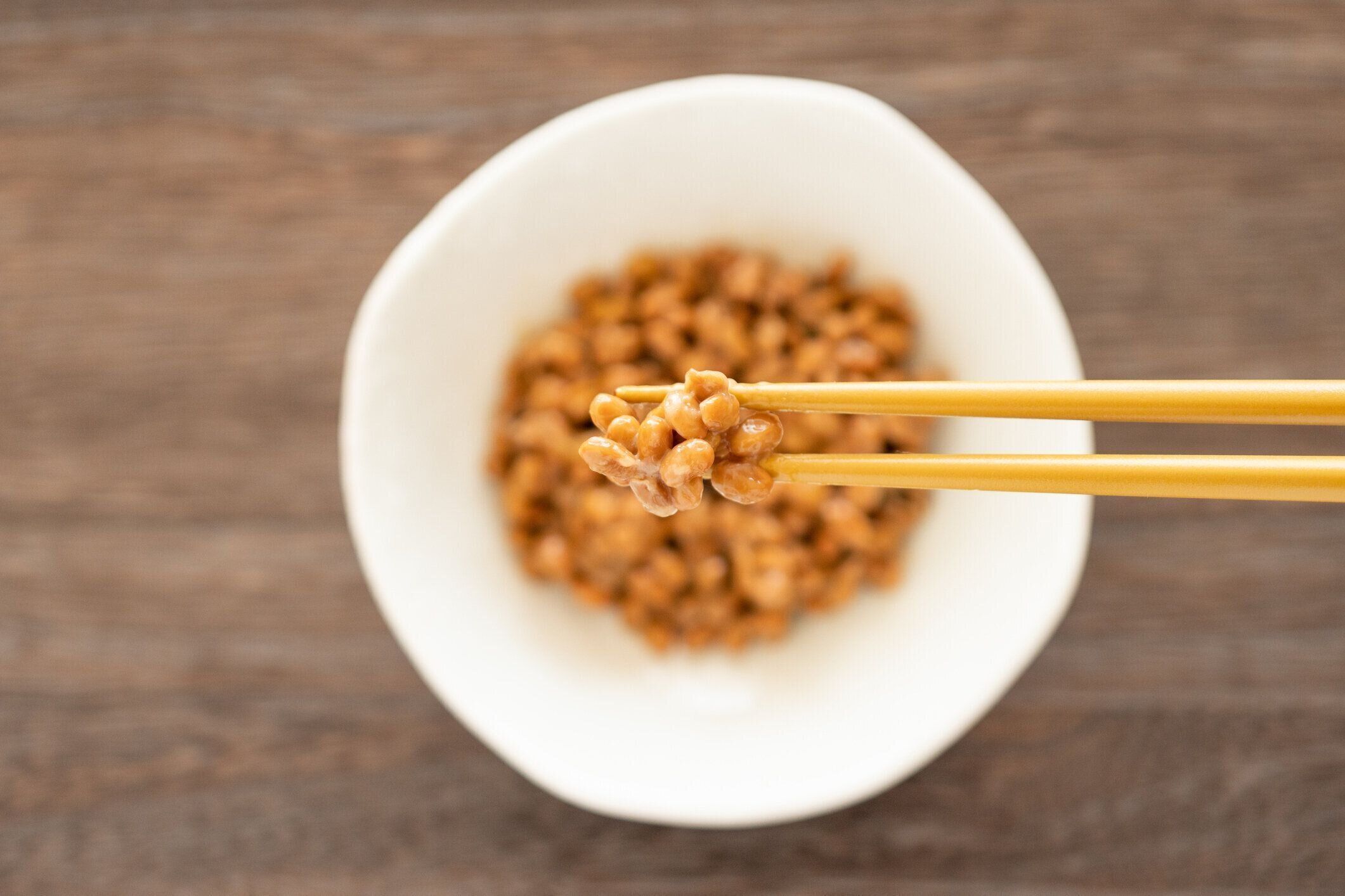 納豆を箸で持ち上げる(和食)