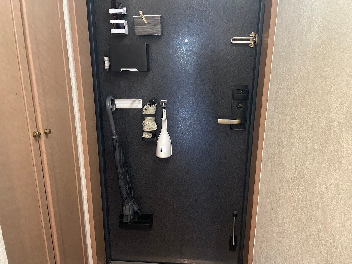 小物はドアに貼る