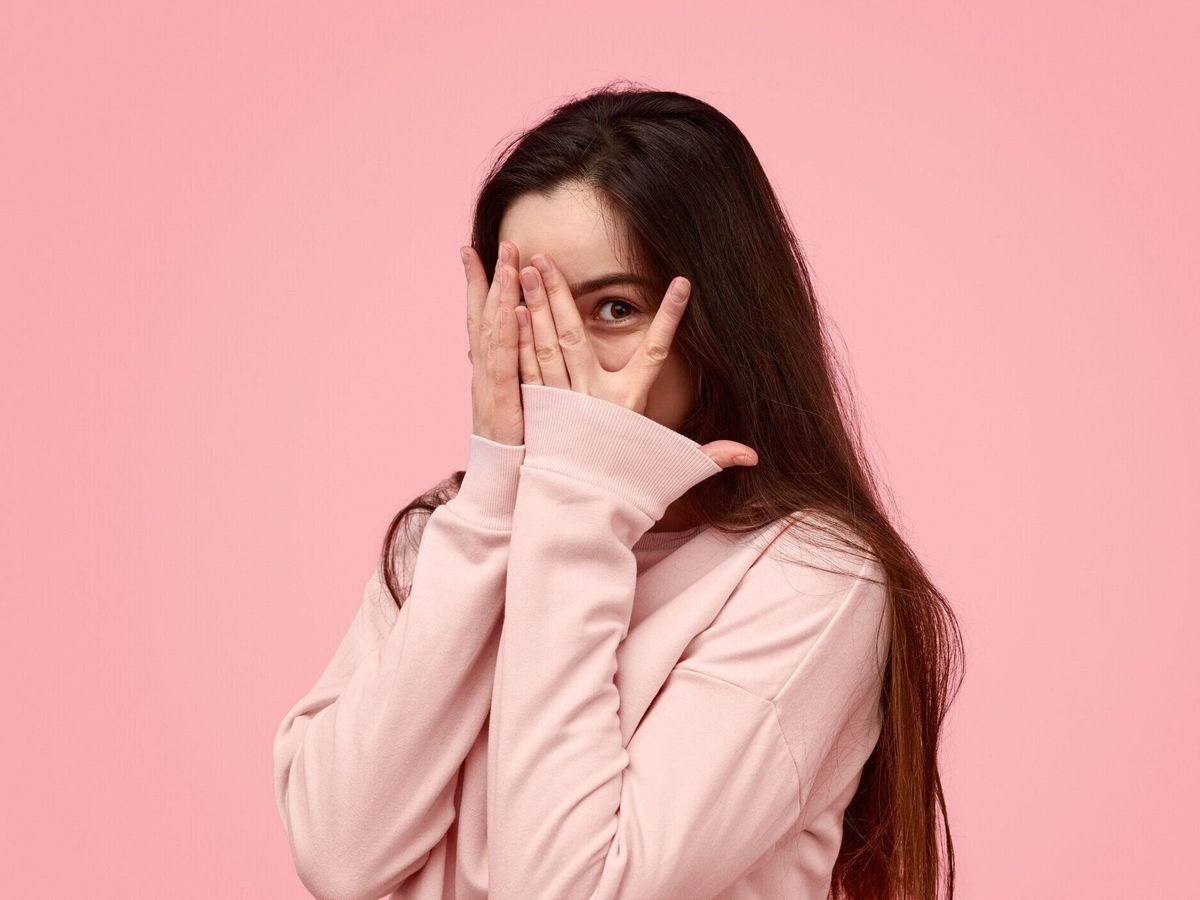 恥ずかしがり屋のティーンエイジャー隠し顔