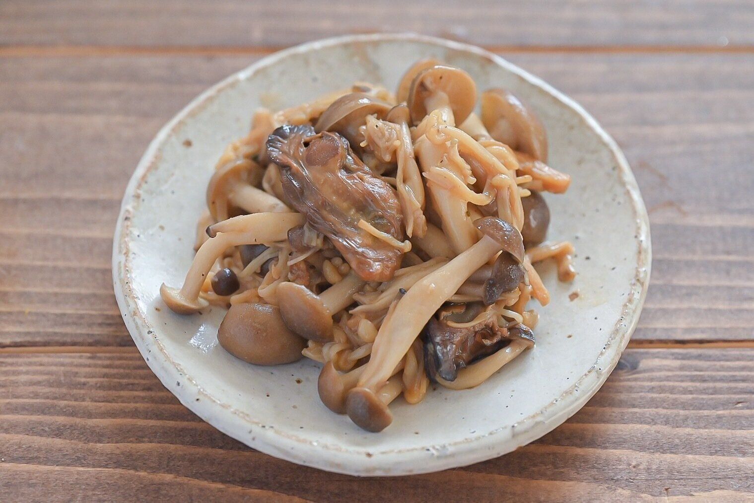 皿に盛られた牡蠣ときのこのしょうゆ炒め