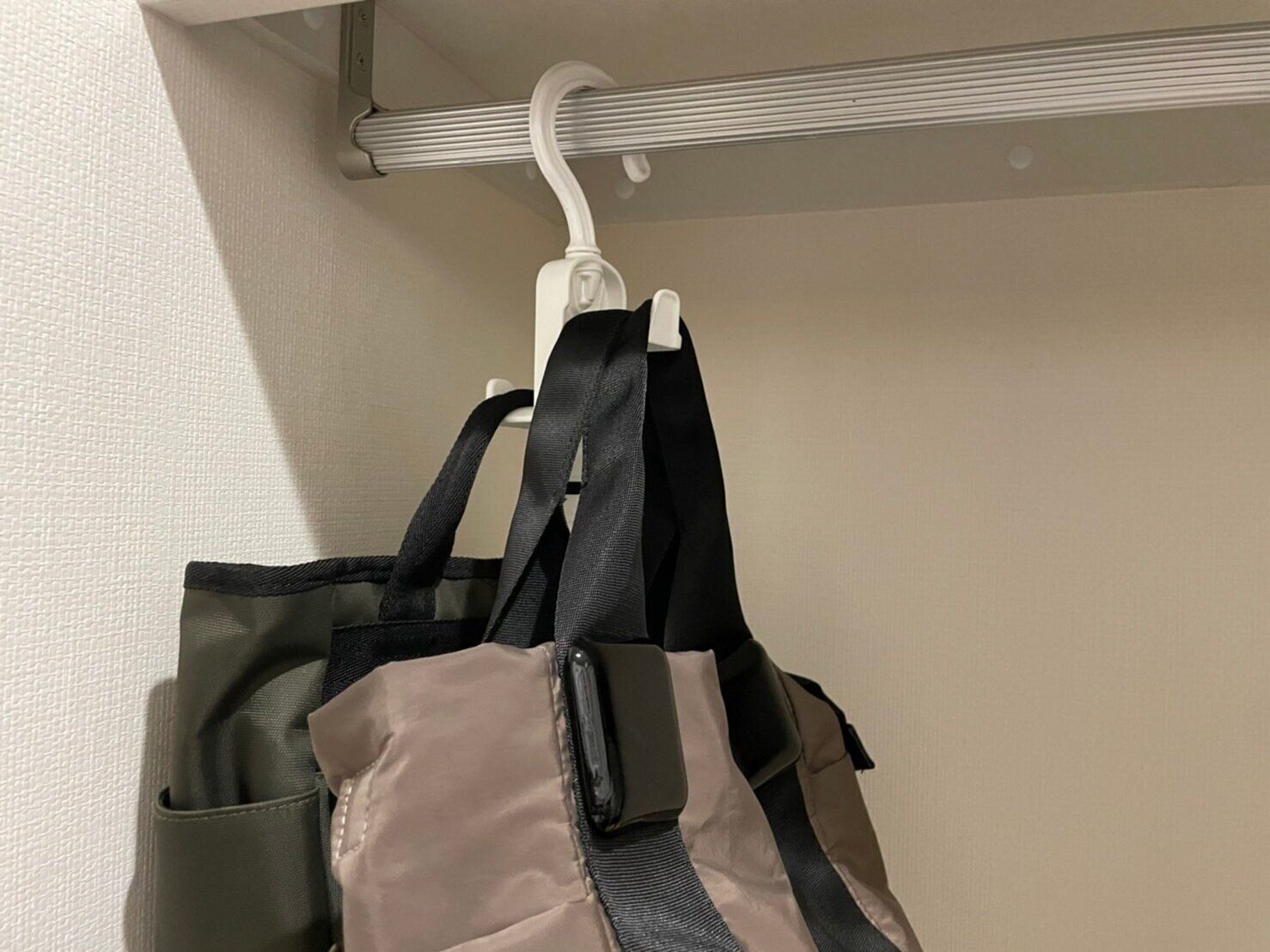 カバンや帽子を省スペースに収納