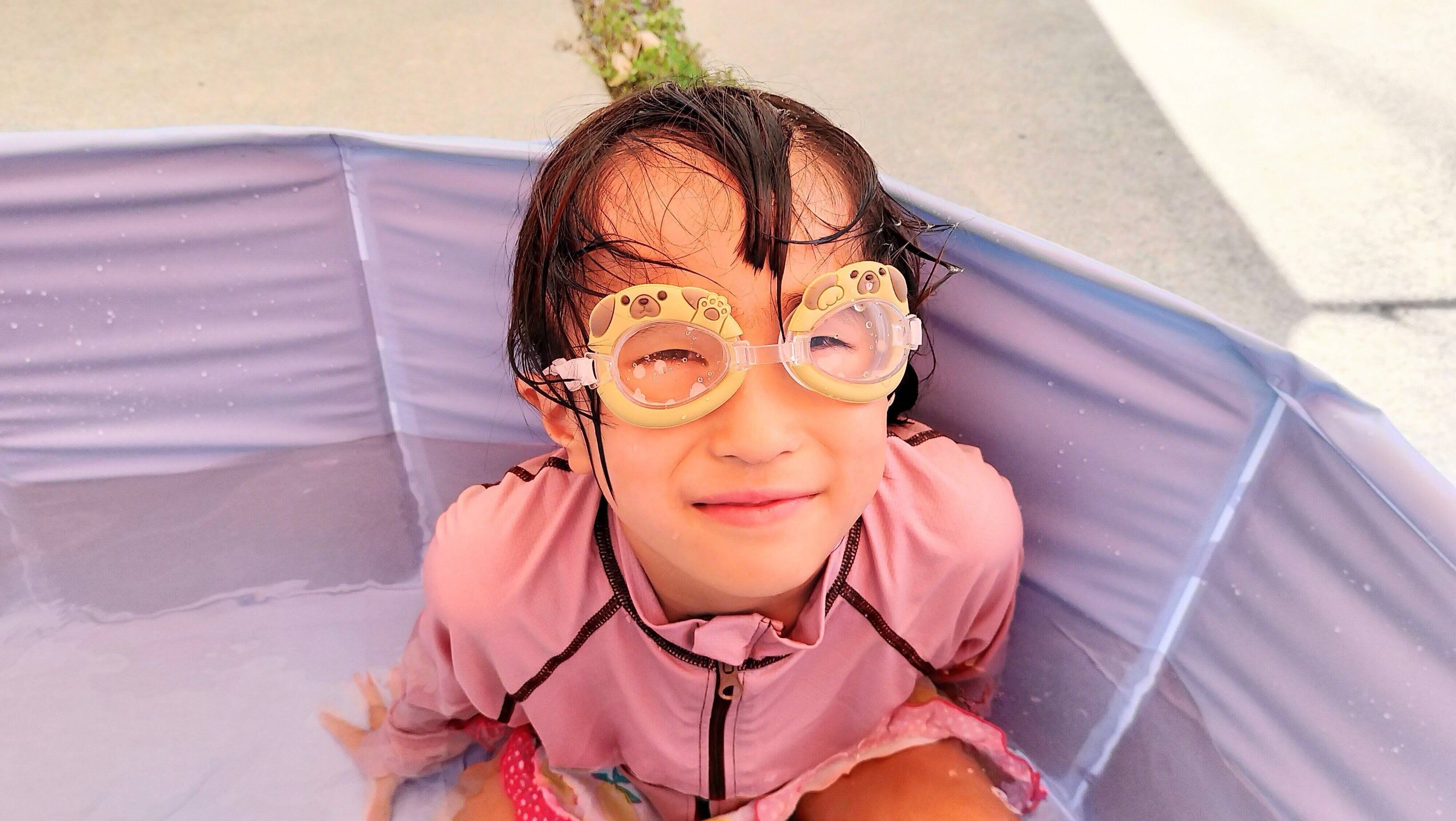 5歳の子どもがゴーグルをつけている