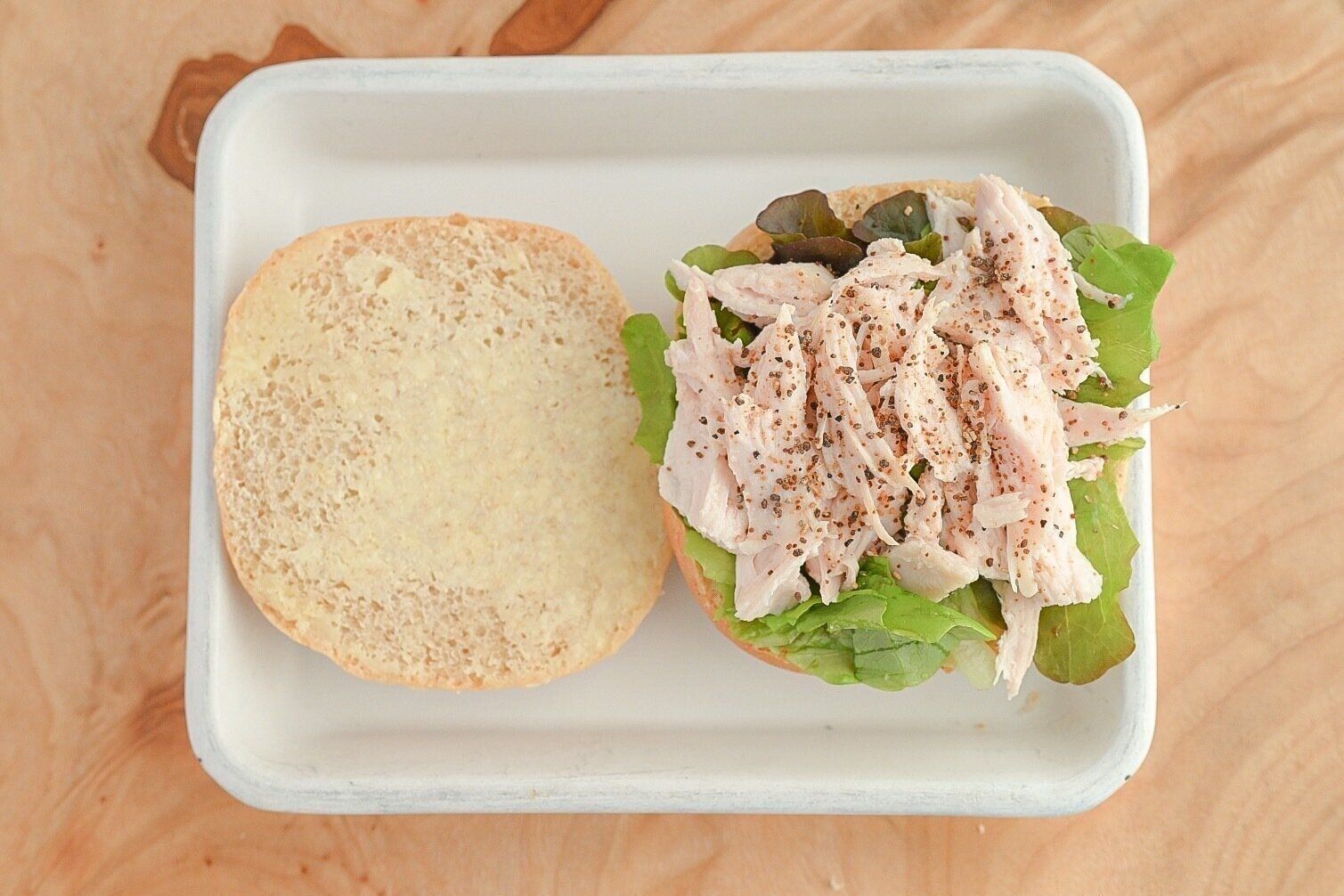 トレーにのったサラダチキンサンド