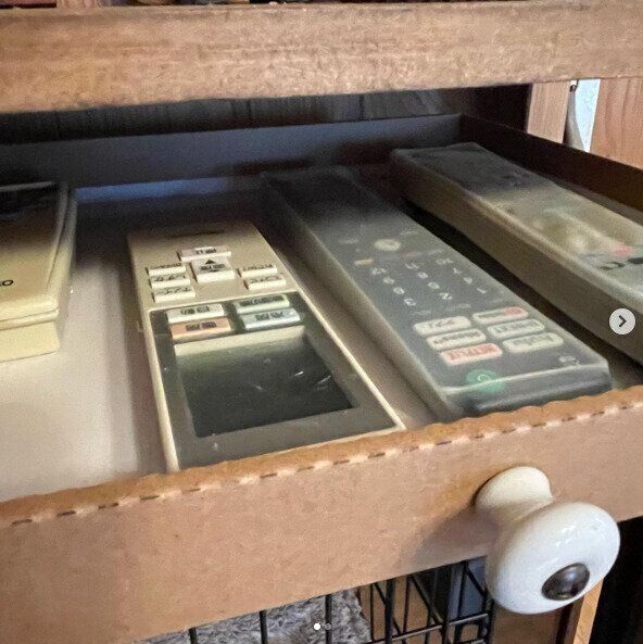 段ボールに取っ手をつけてリモコンを収納！