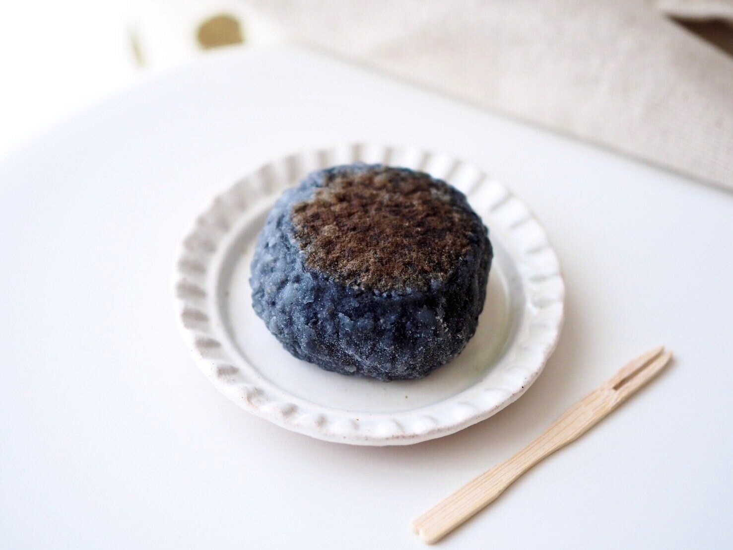 シャトレーゼ「粗搗き大福 黒胡麻」商品写真