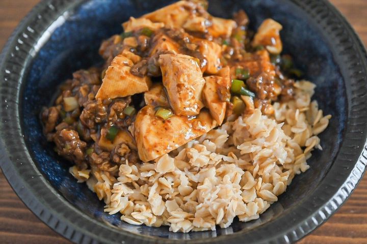 皿に入ったオートミールと黒麻婆豆腐